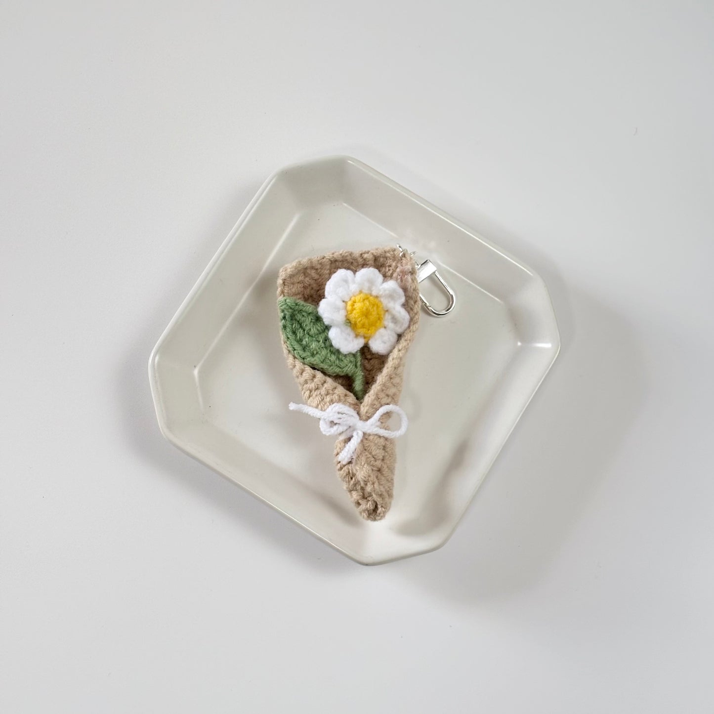 teeny tiny bouquet keychain ā daisy